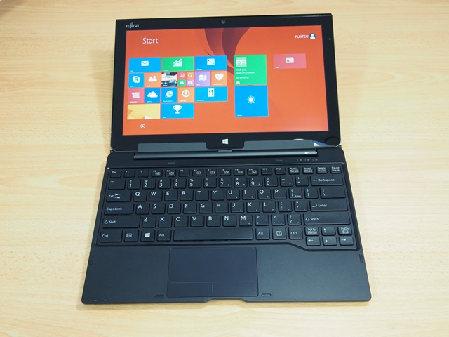 Fujitsu-Stylistic-Q704-Hybrid-Windows-8-Tablet-0003