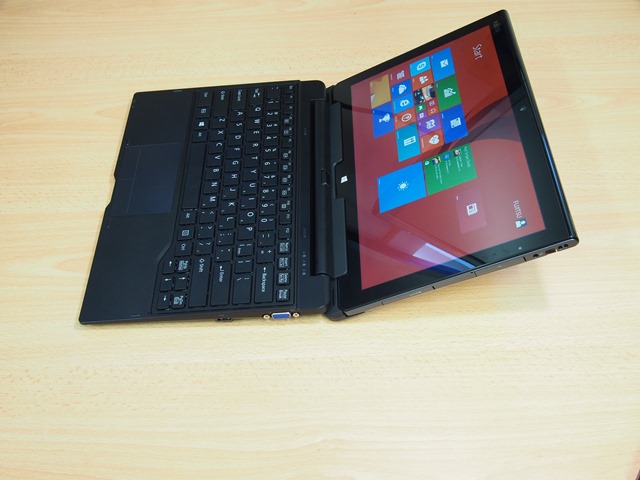 Fujitsu-Stylistic-Q704-Hybrid-Windows-8-Tablet-0004