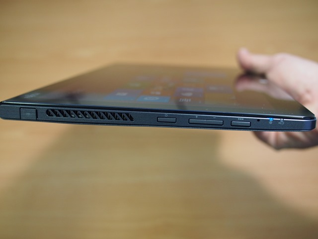 Fujitsu-Stylistic-Q704-Hybrid-Windows-8-Tablet-0010