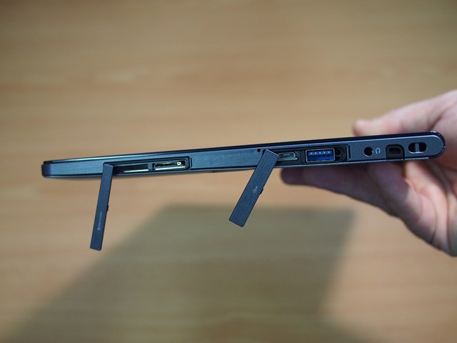 Fujitsu-Stylistic-Q704-Hybrid-Windows-8-Tablet-0013
